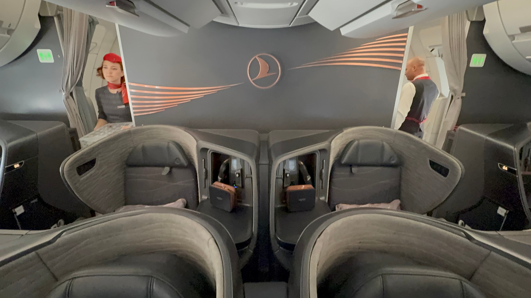 Cabina de Business Class Airbus 350 de Turkish Airlines un avión en el asiento de un auto