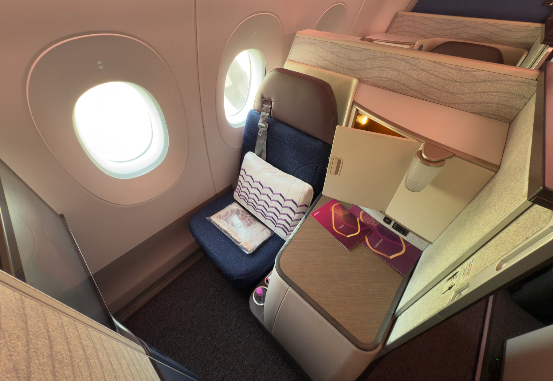 Suite de Business Class Airbus 350 Air India un escritorio con una silla