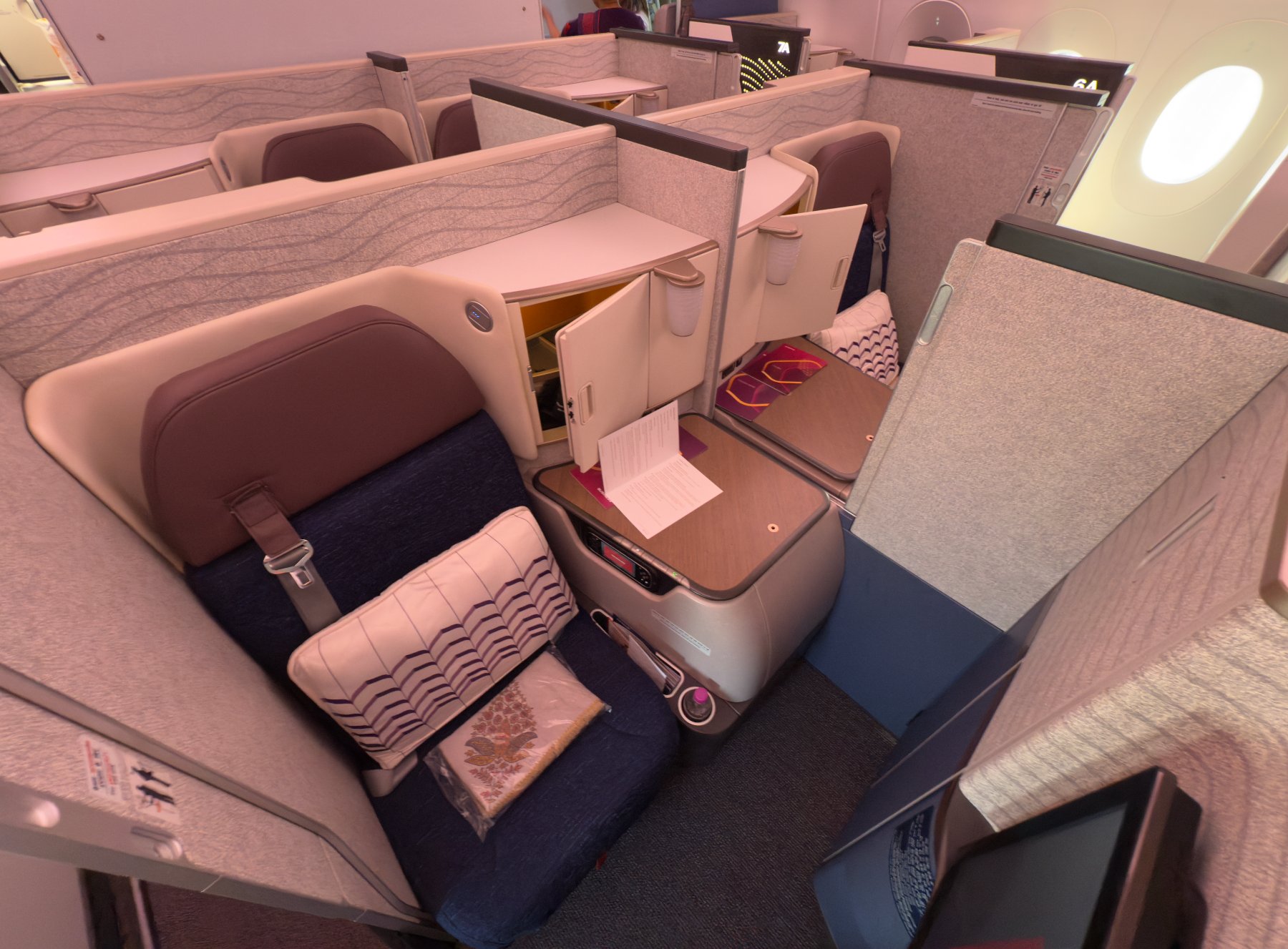 Suite de Business Class Airbus 350 Air India un grupo de folletos sobre una mesa