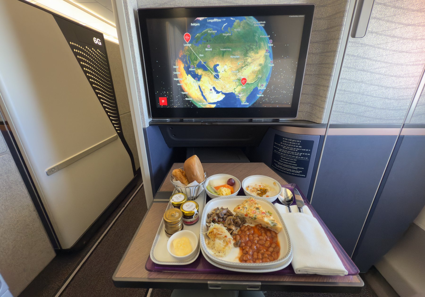 Desayuno Business Class Air India una bandeja con comida sobre una mesa