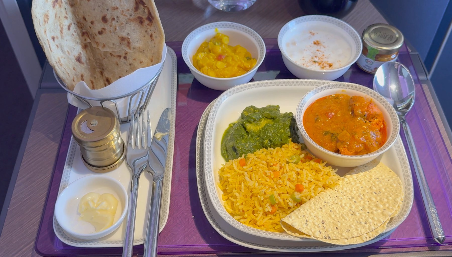 Servicio de almuerzo Business Class Air India un plato con sopa en una mesa con comida