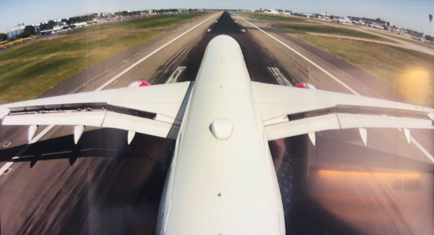 Aterrizando en Londres una carretera con coches