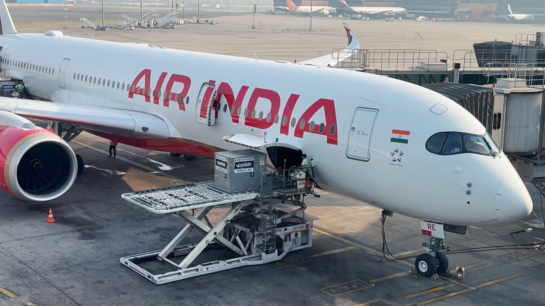 Airbus 350-900 de Air India un avión estacionado en un aeropuerto
