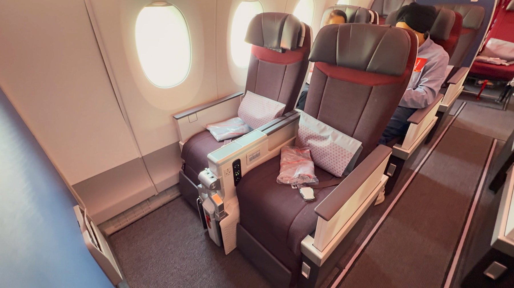 Cabina Premium Economy Airbus 350 Air India una maleta de viaje