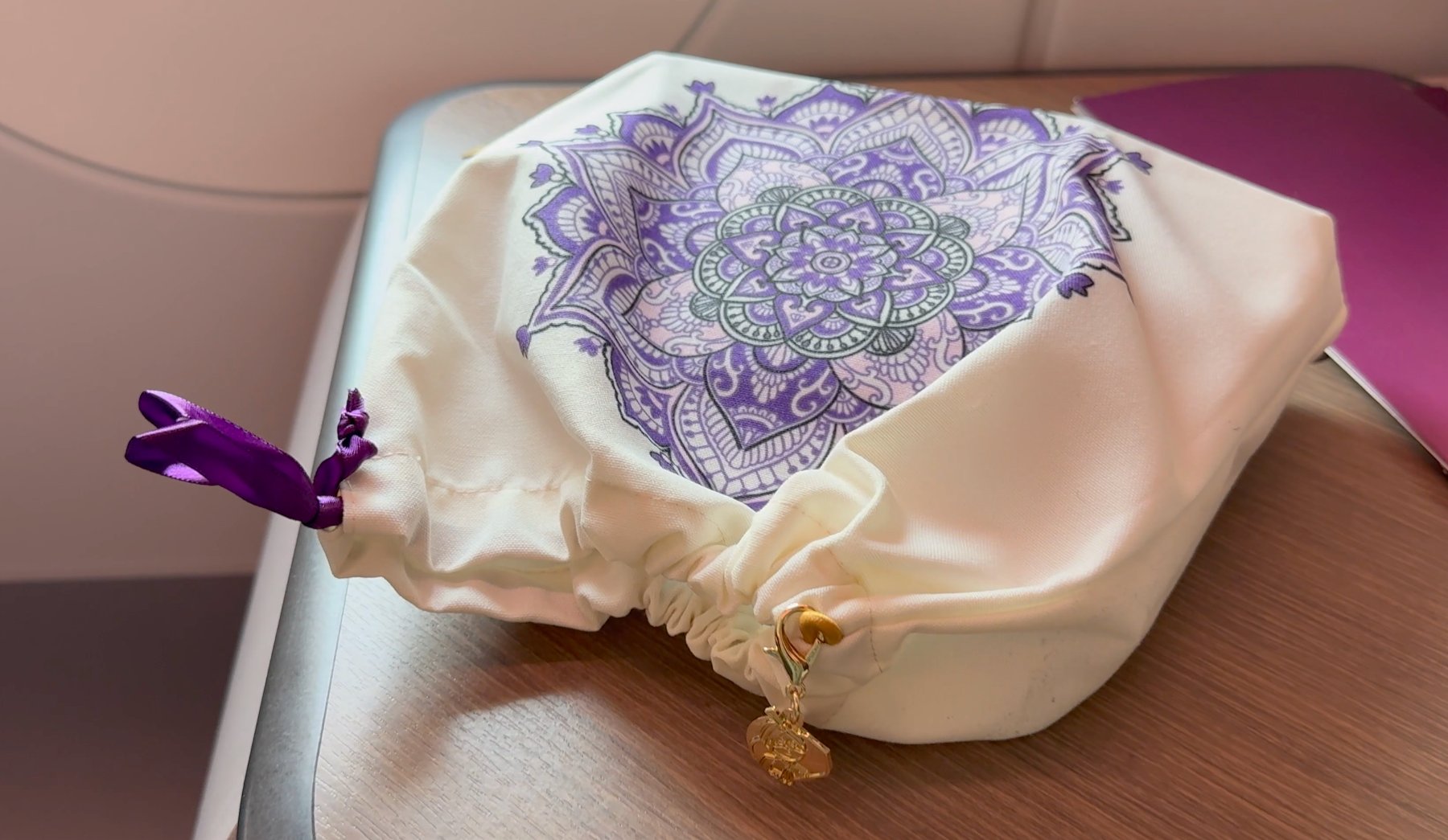 Amenity Kit Business Class Air India una bolsa de papel