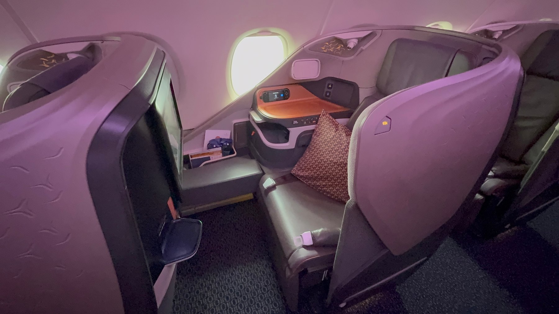Asiento Business Class Singapore Airlines A380 una maleta en el asiento de un auto