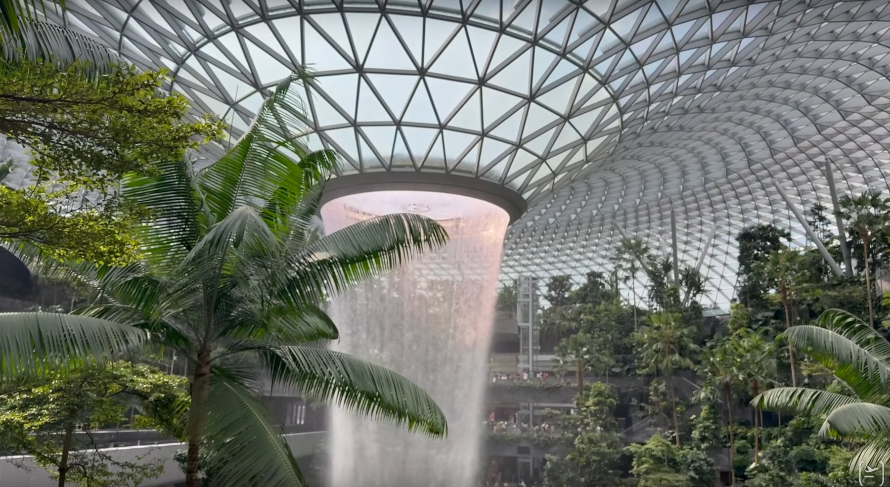 The Jewel aeropuerto de Changi, Singapur tren pasando por un puente