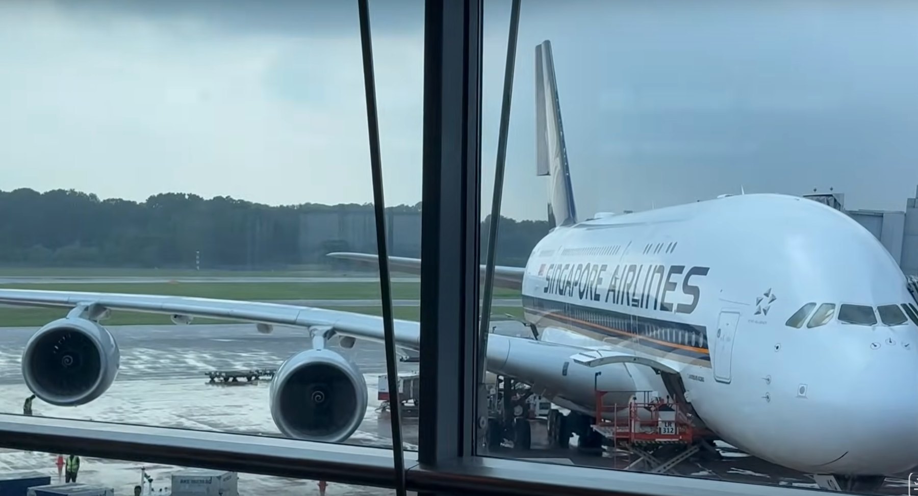 Airbus 380 de Singapore Airlines avión en la pista de un aeropuerto
