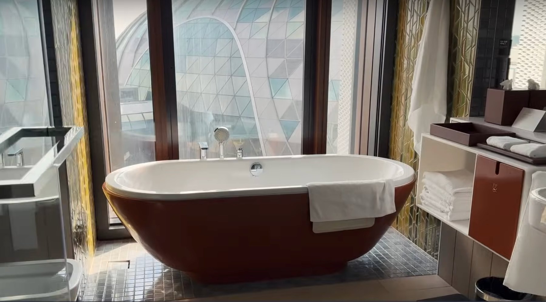 Habitación del Crowne Plaza del aeropuerto de Changi, Singapur un bano con un inodoro y un lavamanos