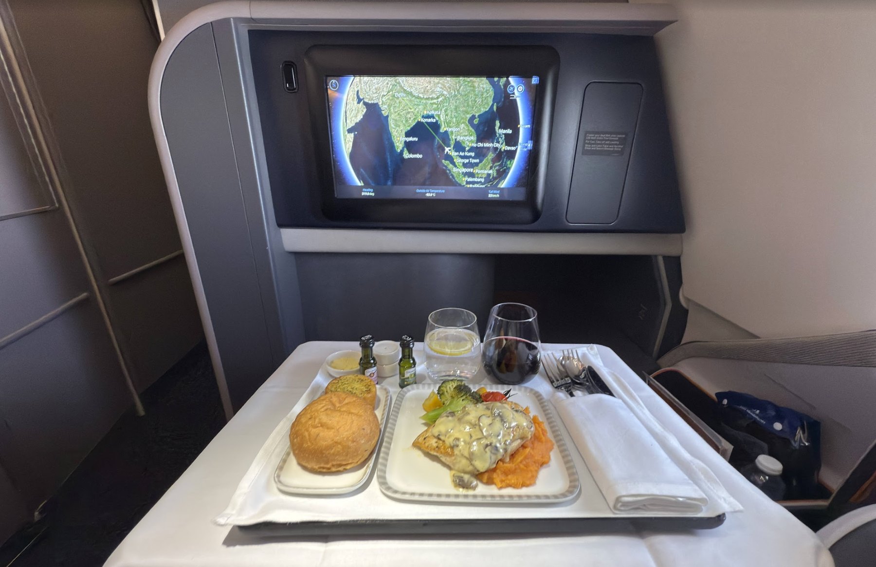 Servicio de almuerzo de Business Class Singapore Airlines un plato de comida servido sobre la mesa de la cocina