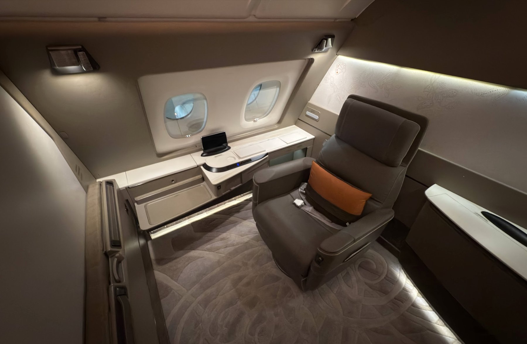 Suites Primera Clase Singapore Airlines A380 vista interior de un carro