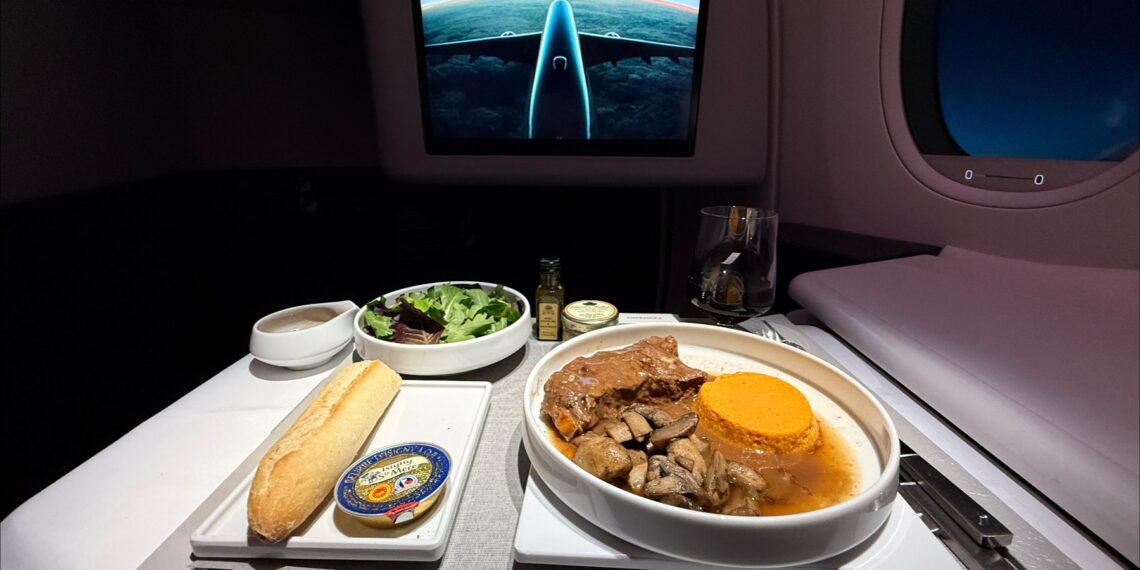 un plato con comida sobre una mesa de vidrio