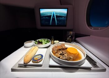 un plato con comida sobre una mesa de vidrio