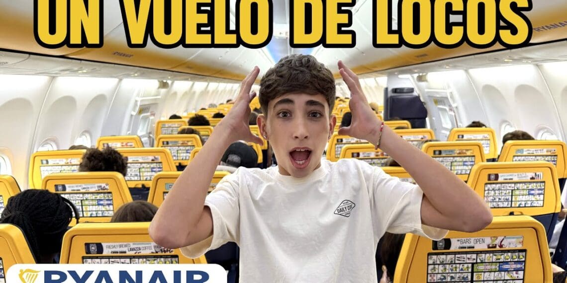 un niño con un perro caliente