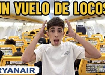un niño con un perro caliente