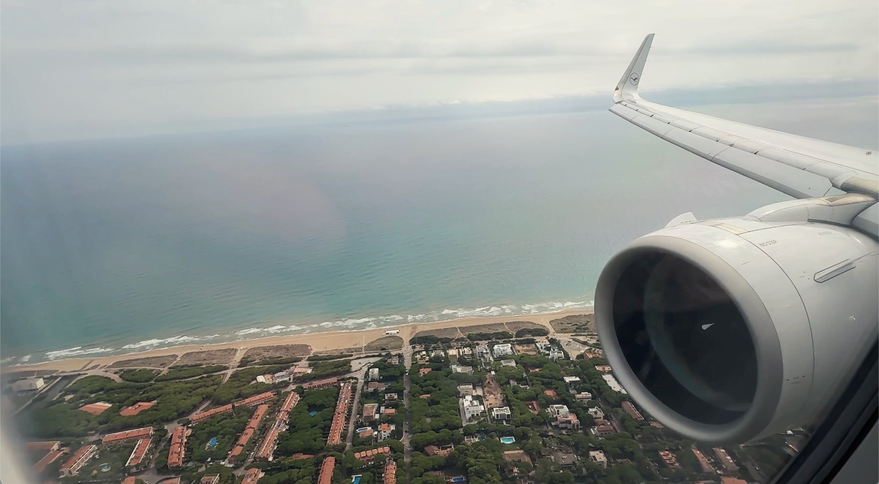 Aproximación al aeropuerto de Barcelona vista desde el interior de un avión
