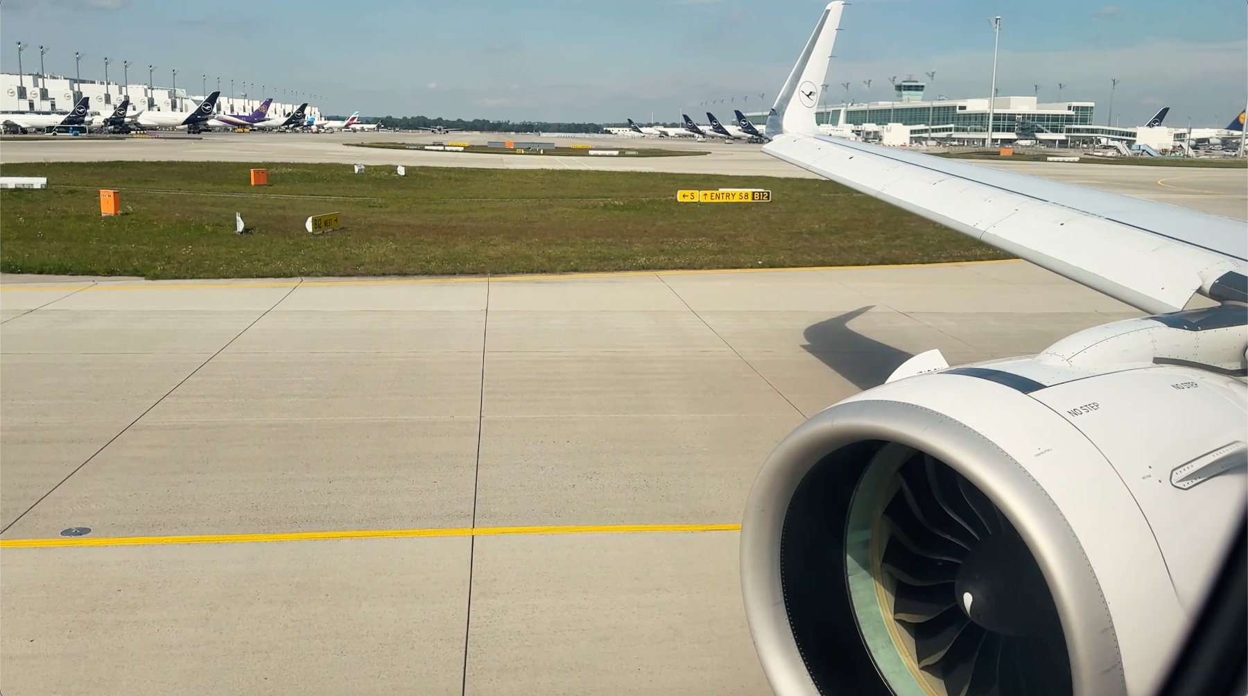 Motor y ala del A320 de Lufthansa un avión estacionado en una pista de aeropuerto