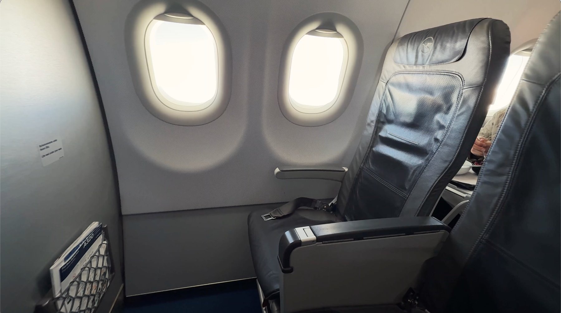 Business Class Lufthansa A320 un bano con un inodoro