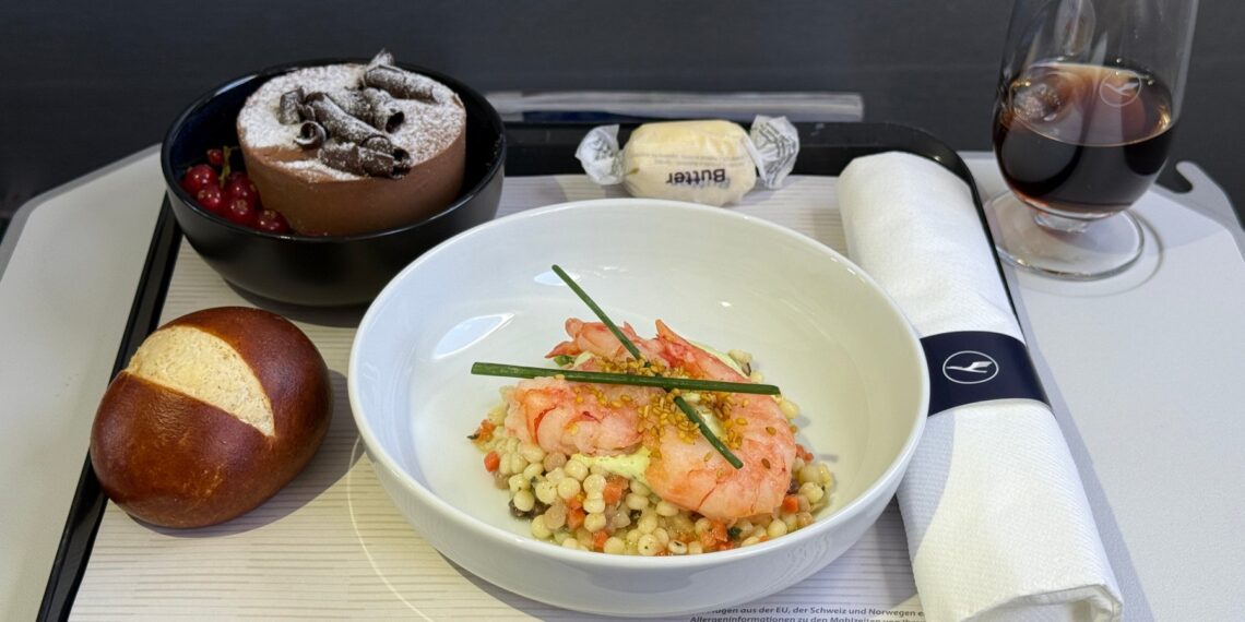 bandeja con diferentes tipos de comida sobre una mesa
