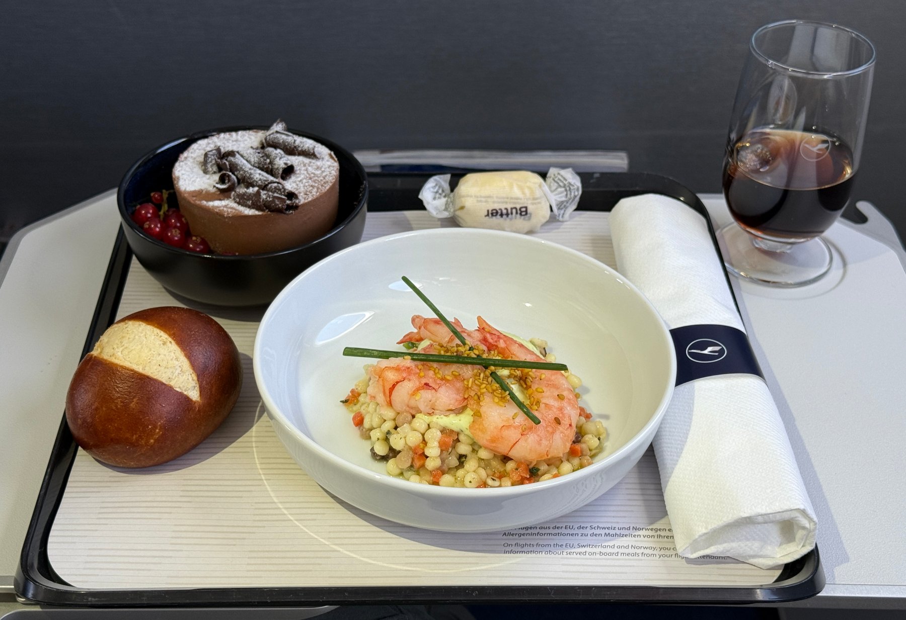 Comida de Business Class de Lufthansa bandeja con diferentes tipos de comida sobre una mesa