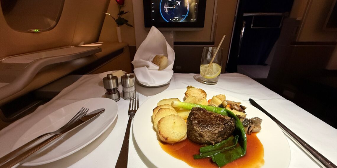plato con comida y cubiertos sobre una mesa