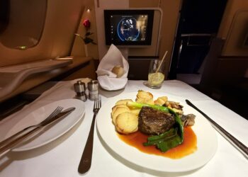 plato con comida y cubiertos sobre una mesa
