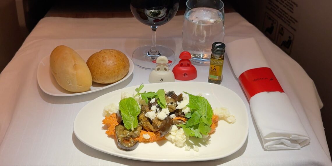 un plato con comida y vino en una mesa