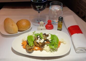 un plato con comida y vino en una mesa