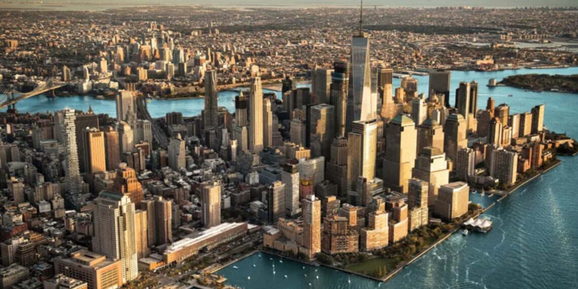 vista de una ciudad desde lo alto de un muelle