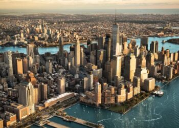 vista de una ciudad desde lo alto de un muelle