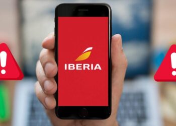 mano sosteniendo un teléfono celular