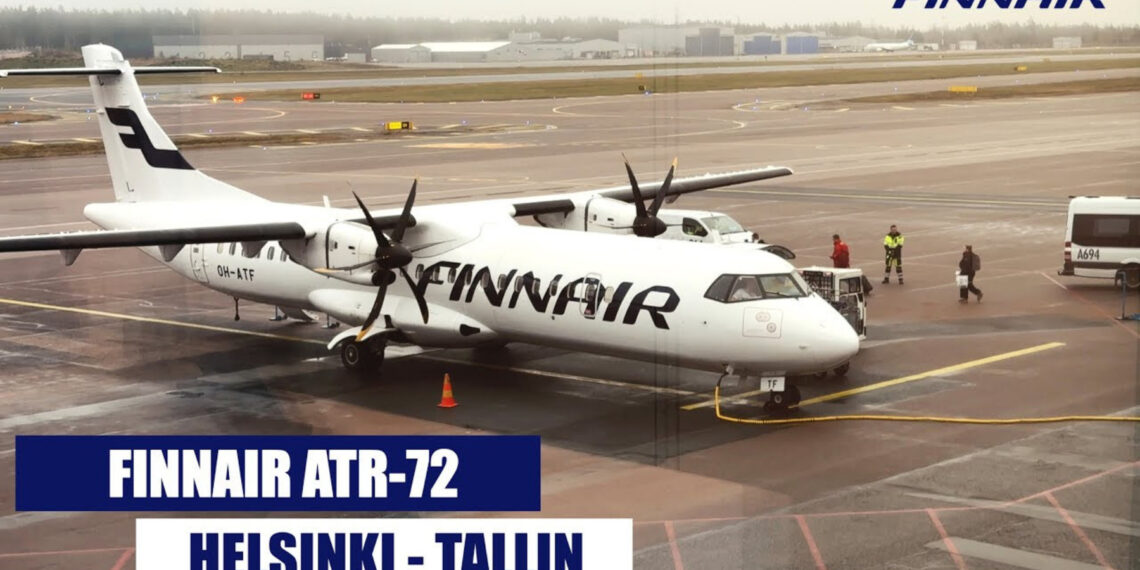 un avión estacionado en una pista de aeropuerto