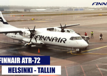 un avión estacionado en una pista de aeropuerto