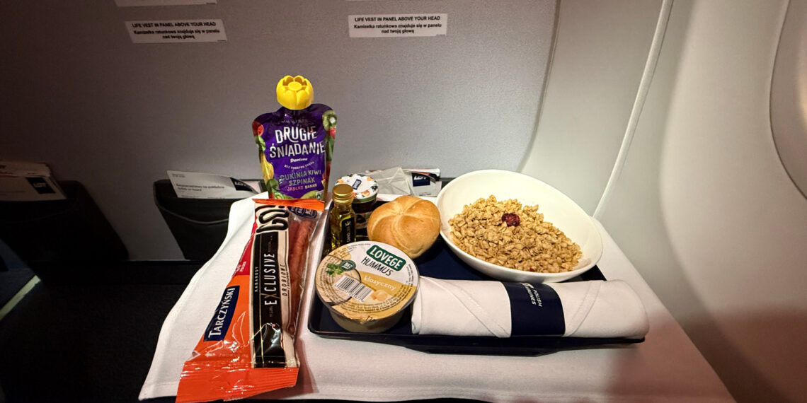 comida encima de un escritorio