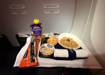 comida encima de un escritorio