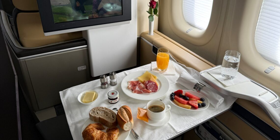 una bandeja con comida sobre una mesa