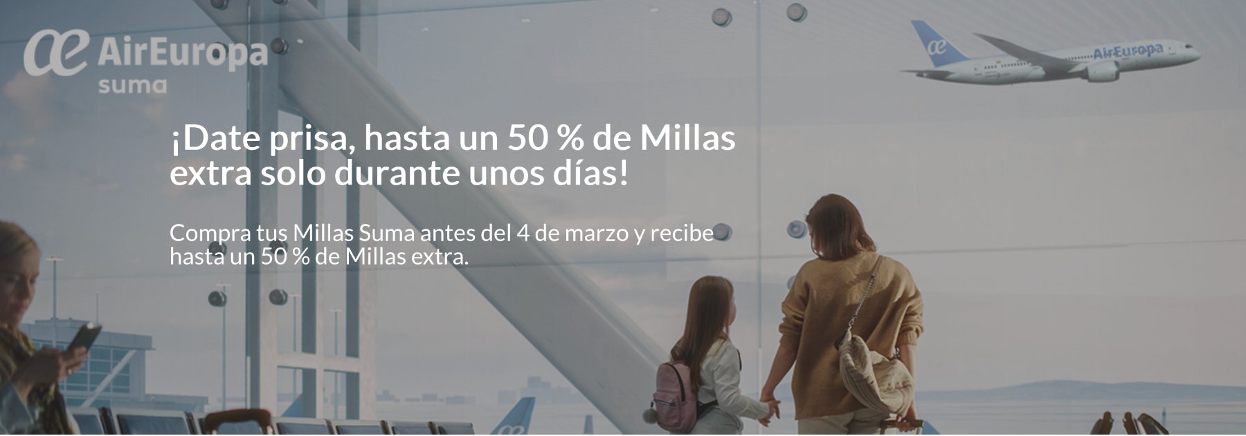 una persona en frente de un avión