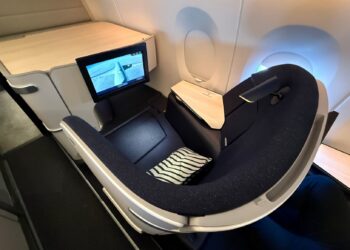 un ratón de computadora sobre un escritorio