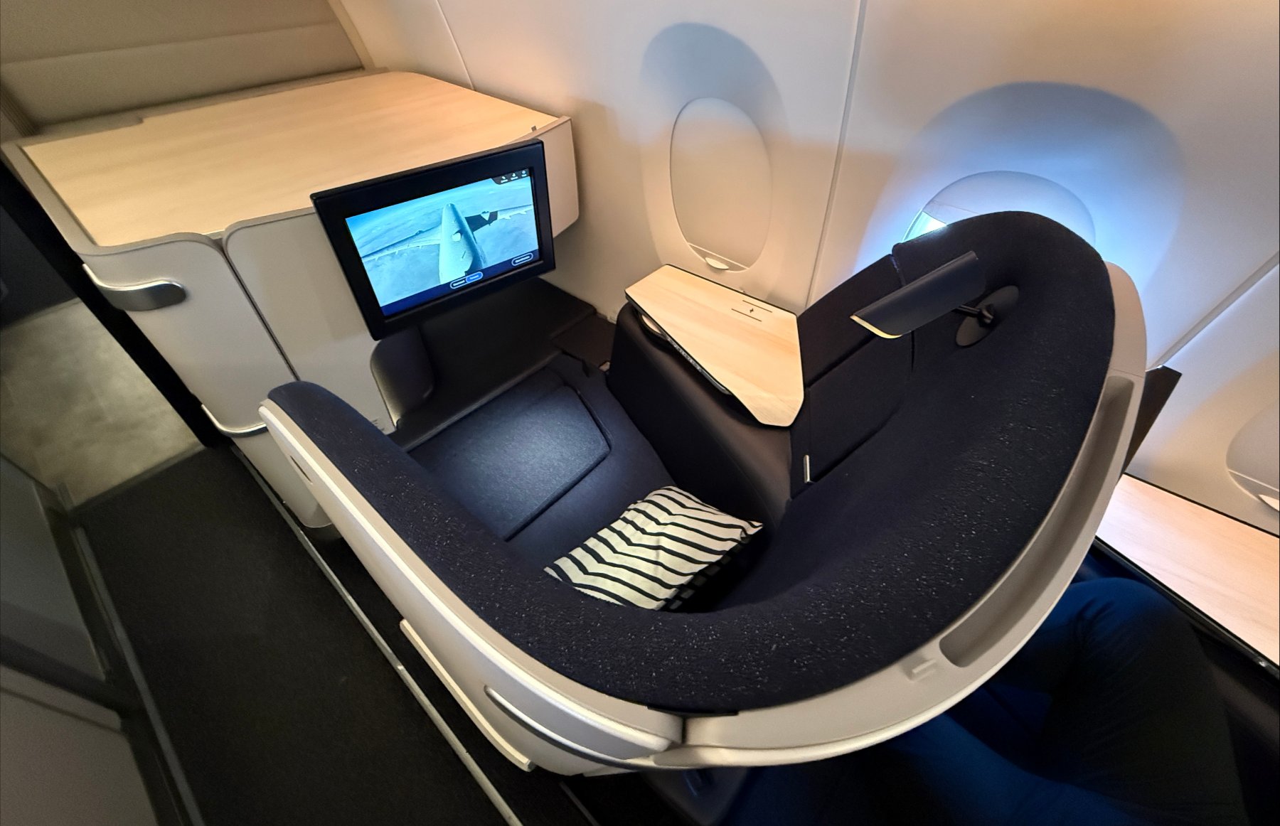 Asiento Business Class A350 de Finnair un ratón de computadora sobre un escritorio