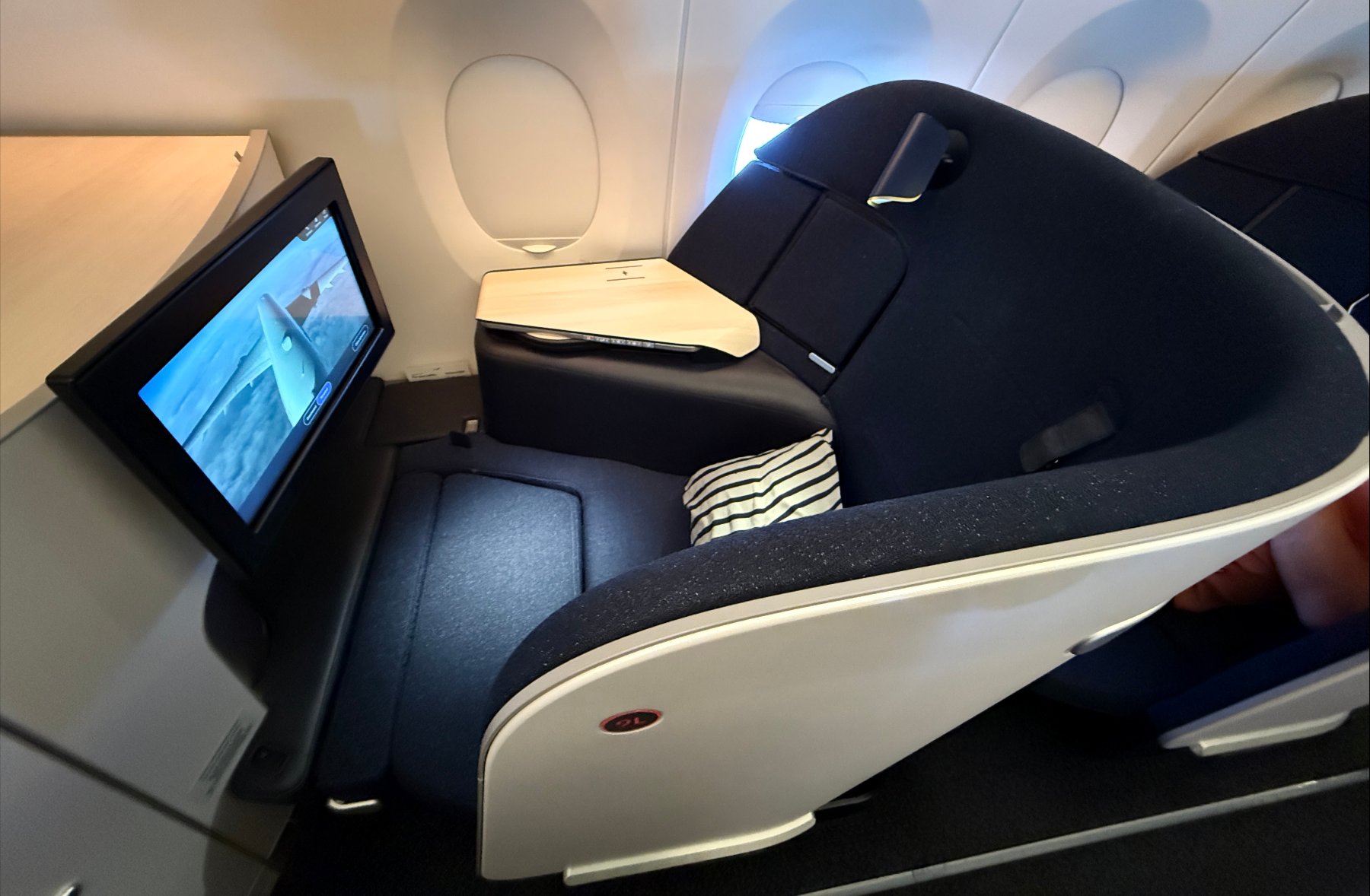 Asiento Business Class A350 de Finnair una computadora en un escritorio