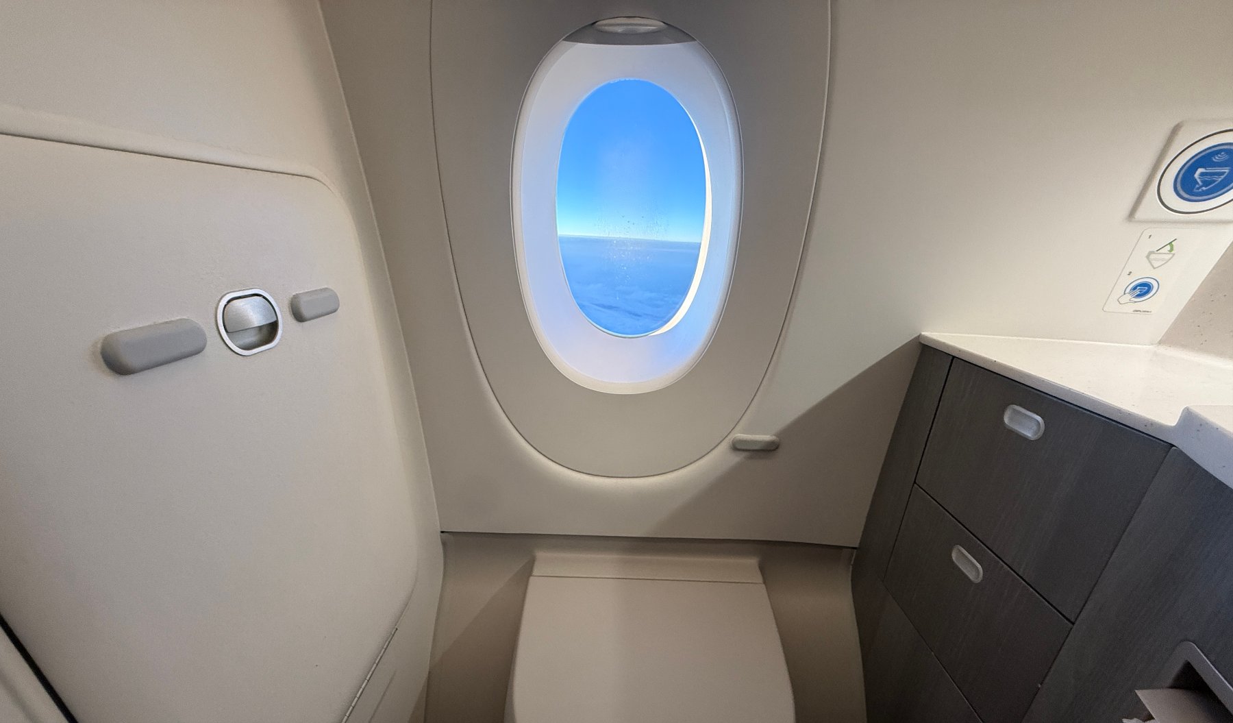 Lavabo A350 de Finnair vista desde el interior de un avión