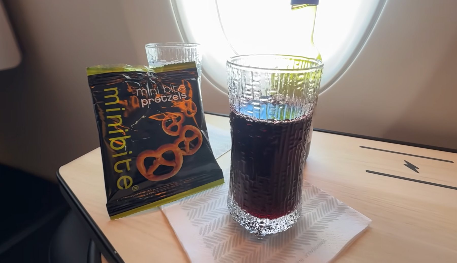 Servicio comida Business Class de Finnair una bebida en una mesa