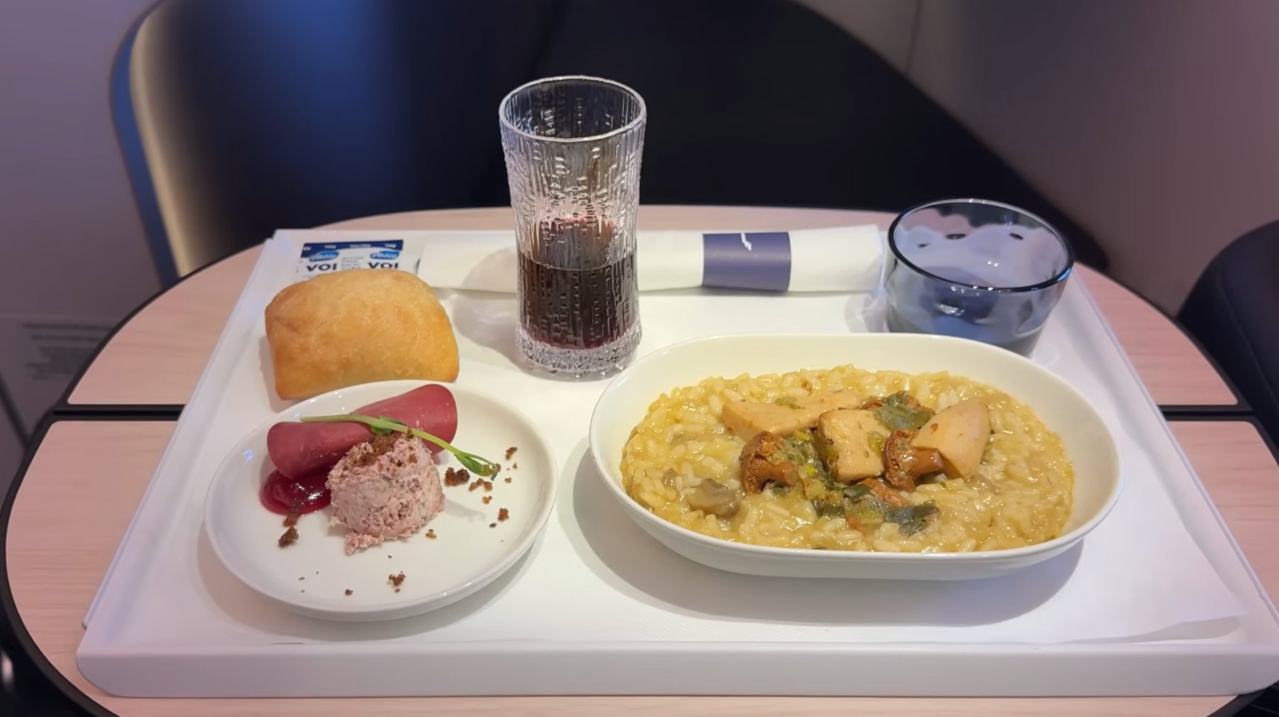 Servicio comida Business Class de Finnair un plato con comida y bebidas