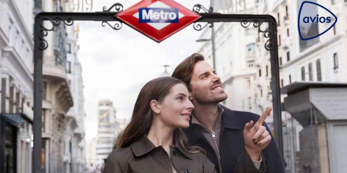 mujer hablando por teléfono en la calle