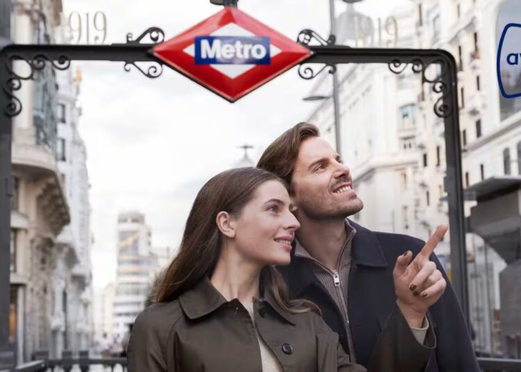 mujer hablando por teléfono en la calle