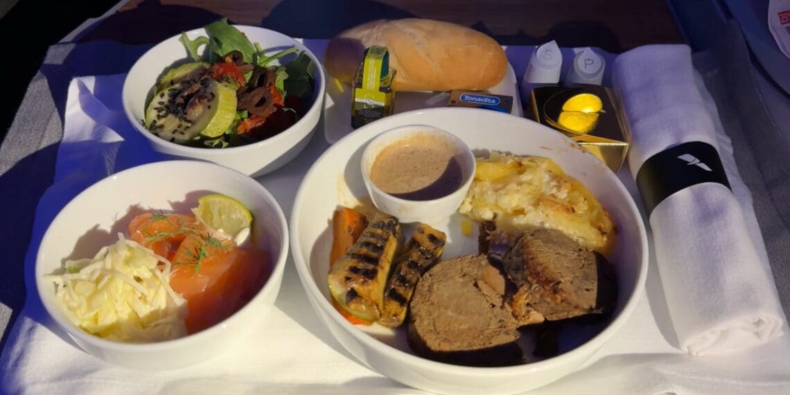 un plato con comida de desayuno