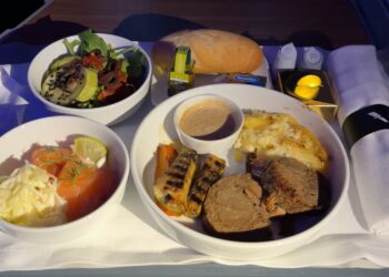 un plato con comida de desayuno