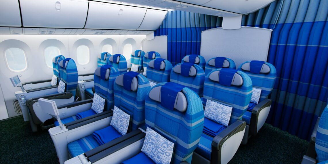 avión parado en una silla azul