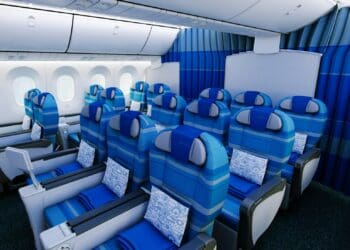 avión parado en una silla azul